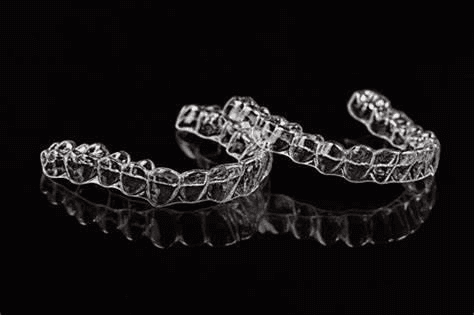 Essix vs. Hawley Retainers: Key Differences for Dental Labs and Orthodontic Clinics